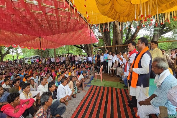 ग्रामीणों से किया वर्चुअल संवाद (फोटो सोर्स- पत्रिका)