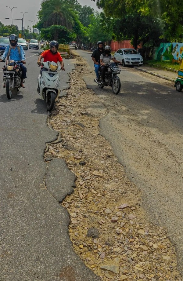 Damaged road in jaipur