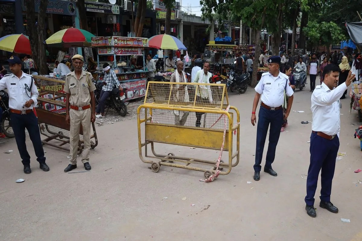 बाजार में खरीदारों की भीड़, वन-वे किया ट्रेफिक Crowd of buyers in the market, traffic made one-way