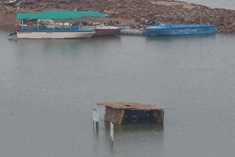 कोटा बैराज से छोड़ा पानी, चंबल नदी पर वोटिंग एरिWater released from Kota Barrage, flooding voting area on Chambal Riverया डूबा