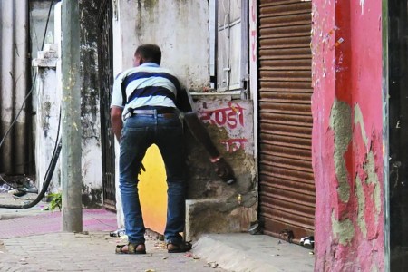 ड्राई डे पर भी ठेकों से बिकती रही शराब