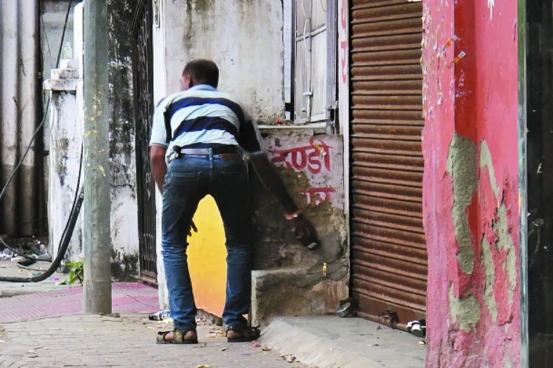 ड्राई डे पर भी ठेकों से बिकती रही शराब