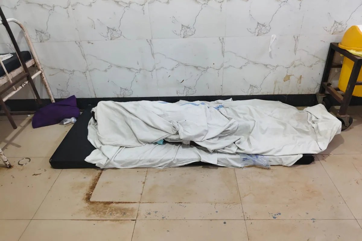 वार्ड में पड़ा मरीज का शव।