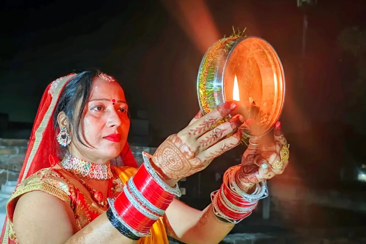 पति की लंबी उम्र की कामना में छलकी आस्था, बाजारों में रही जबरदस्त रौनक (फोटो सोर्स : Whatsapp )