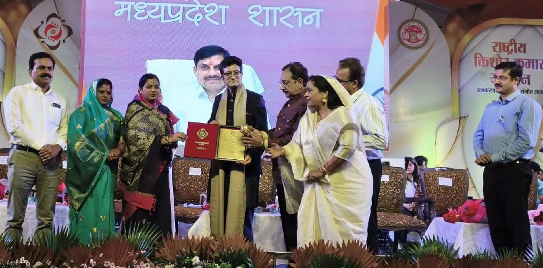 राष्ट्रीय किशोर कुमार सम्मान… सजी गीतों की महफिल, सम्मानित हुए प्रसून जोशी, सीएम ने गाया गीत