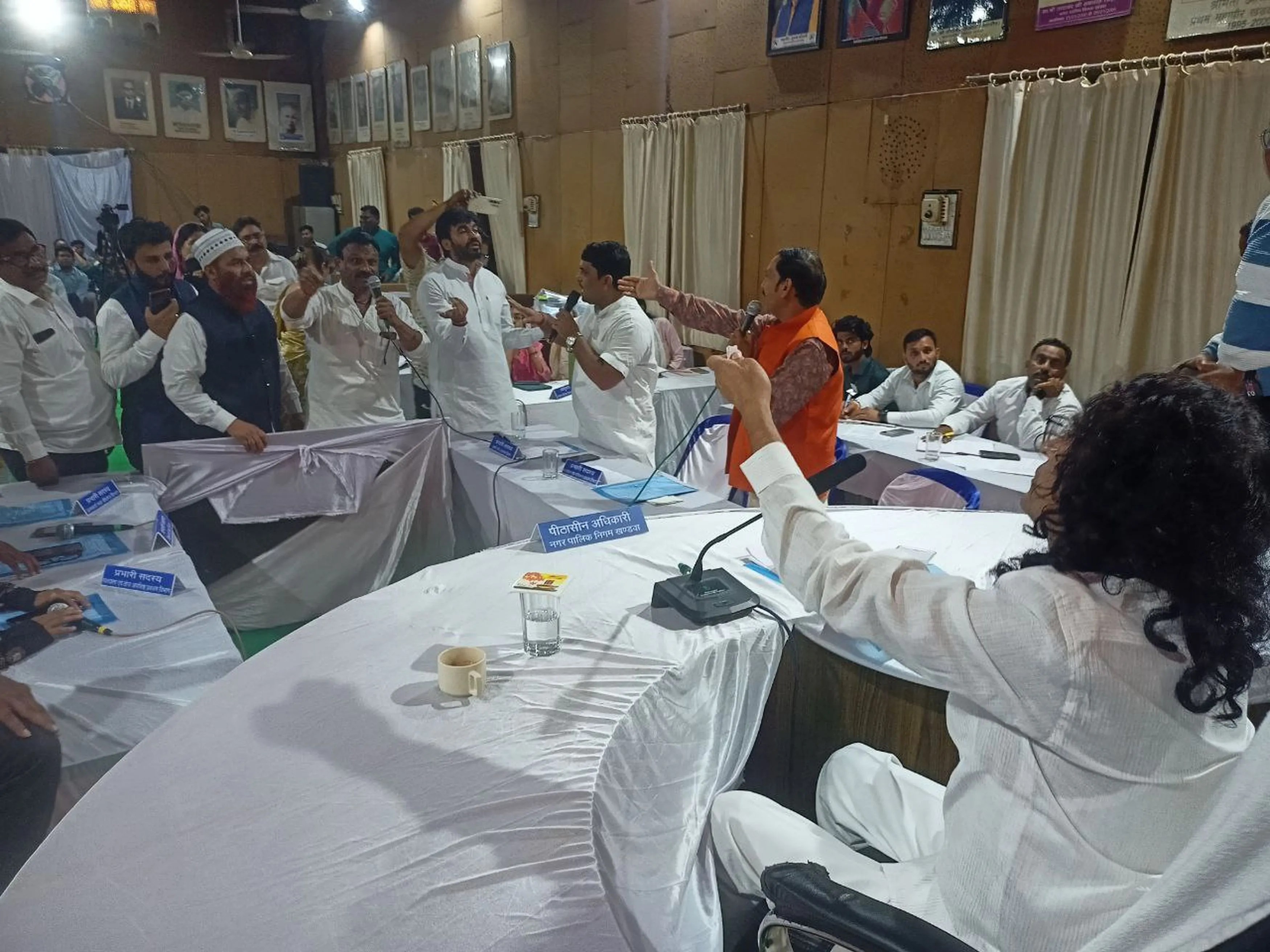 कांग्रेसियों के हंगामे पर भाजपा पार्षद का मुजरा टिप्पणी से बवाल, महिला पार्षद से धक्का-मुक्की, नोकझोंक