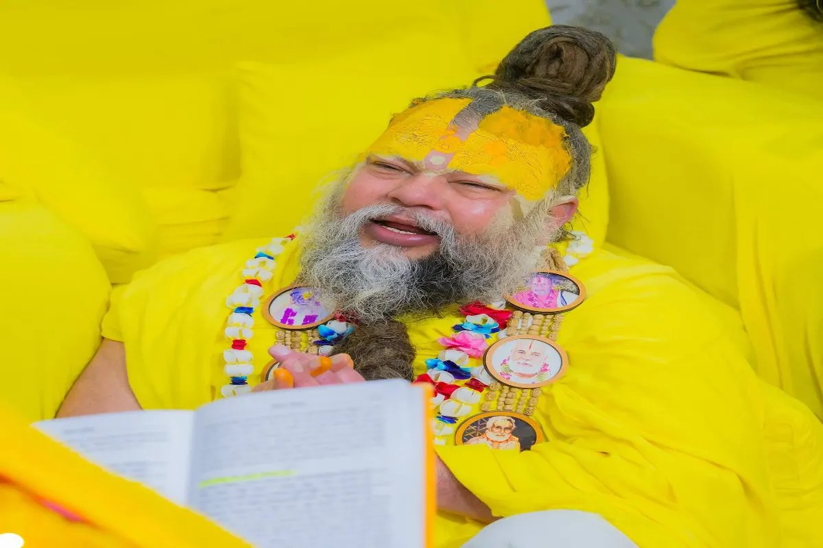 प्रेमानंद महाराज के लिए कहीं हवन, तो कही हो रही प्रार्थना तो कहीं लगे पोस्टर (फोटो सोर्स : Whatsapp Group)