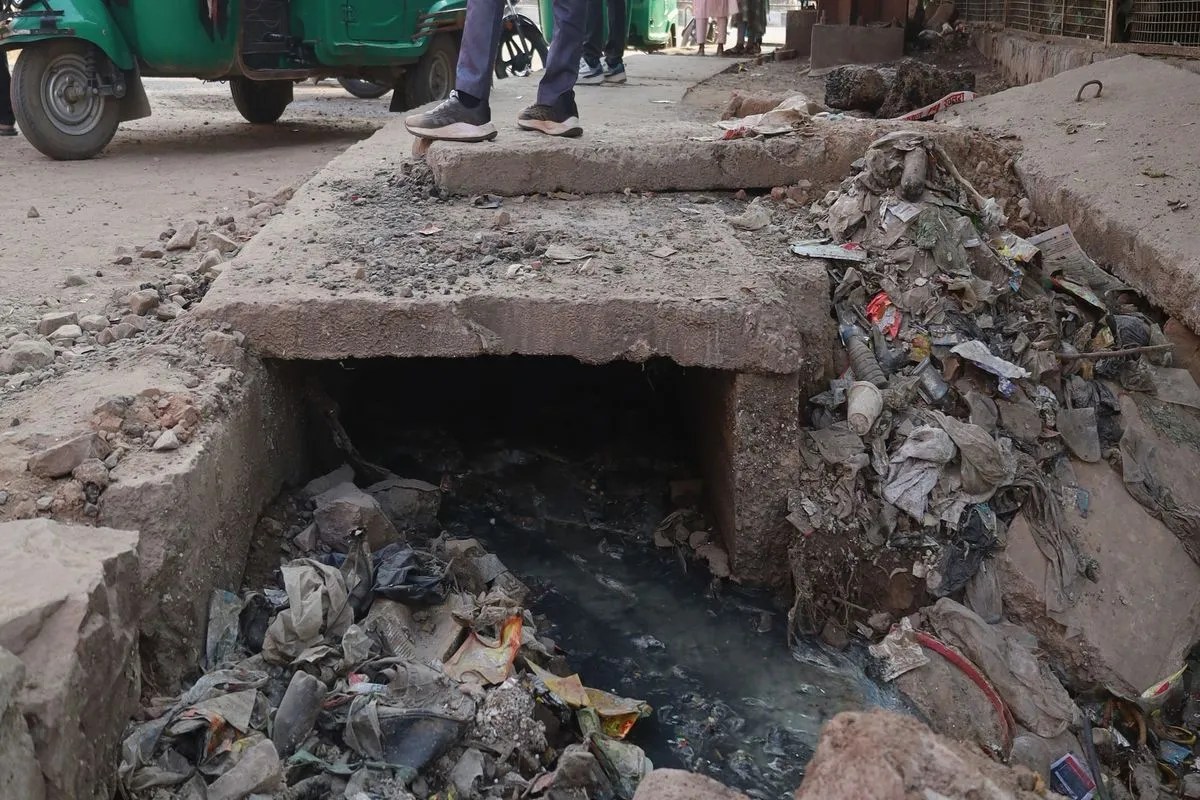 इंजीनियरिंग का नायाब नमूना... नाले के ऊपर नाला, पानी अवरुद्ध A unique example of engineering... a drain built over a drain, blocking water.
