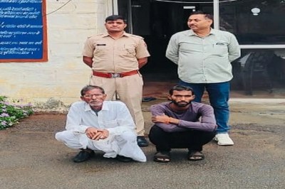 अवैध शराब की तस्करी करते दो जने दबोचे, 110 पव्वे बरामद Two people caught smuggling illicit liquor, 110 packets recovered
