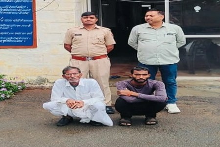 अवैध शराब की तस्करी करते दो जने दबोचे, 110 पव्वे बरामद Two people caught smuggling illicit liquor, 110 packets recovered