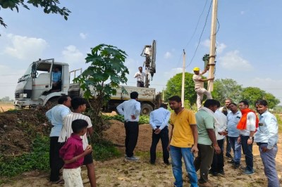 वर्षों से बिजली बिल बकाया पर उतारे 10 ट्रांसफॉर्मर 10 transformers removed due to pending electricity bills for years