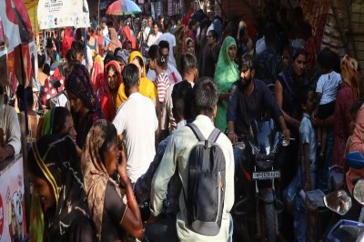 करवा चौथ पर्व: मेहंदी रचवाने को वेटिंग...साड़ी और चूड़ी दुकानों पर भीड़ Karwa Chauth: Waiting for mehndi to be applied... Crowds at saree and bangle shops
