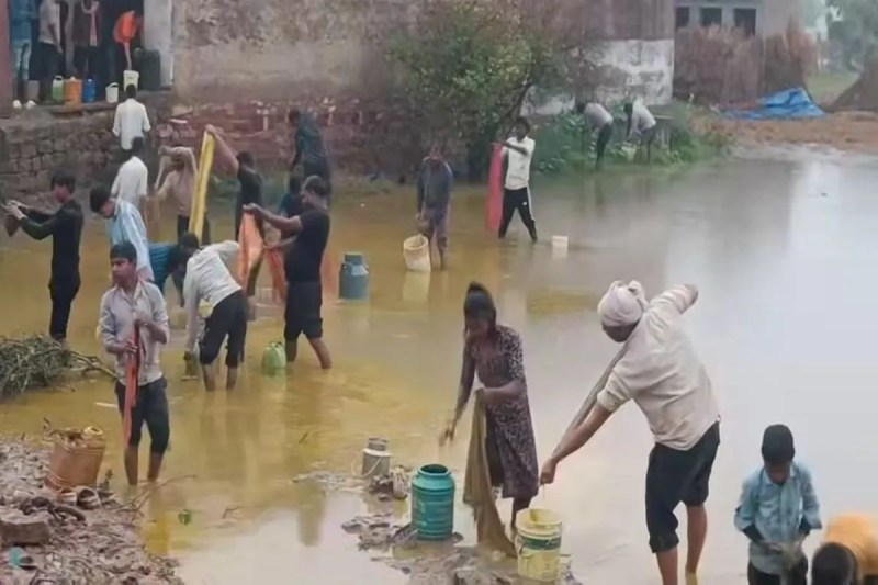 हाइवे पर सरसों तेल से भरा टैंकर पलटा, भरने की मची होड़ Mustard oil tanker overturns on highway, sparks rush to fill up tank