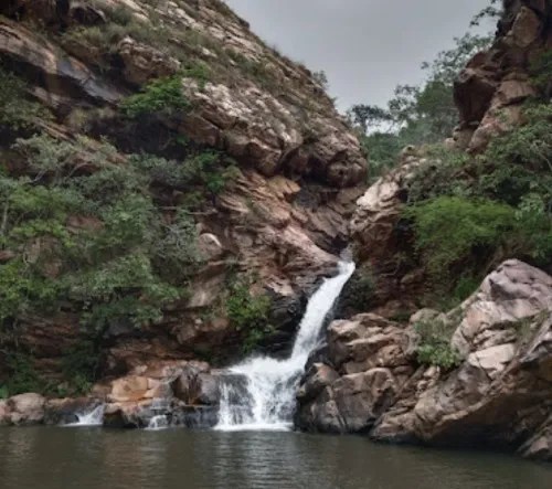  प्रकृति आस्था और इतिहास का अद्भुत संगम दमउदहरा जलप्रपात, देखें तस्वीरें  
