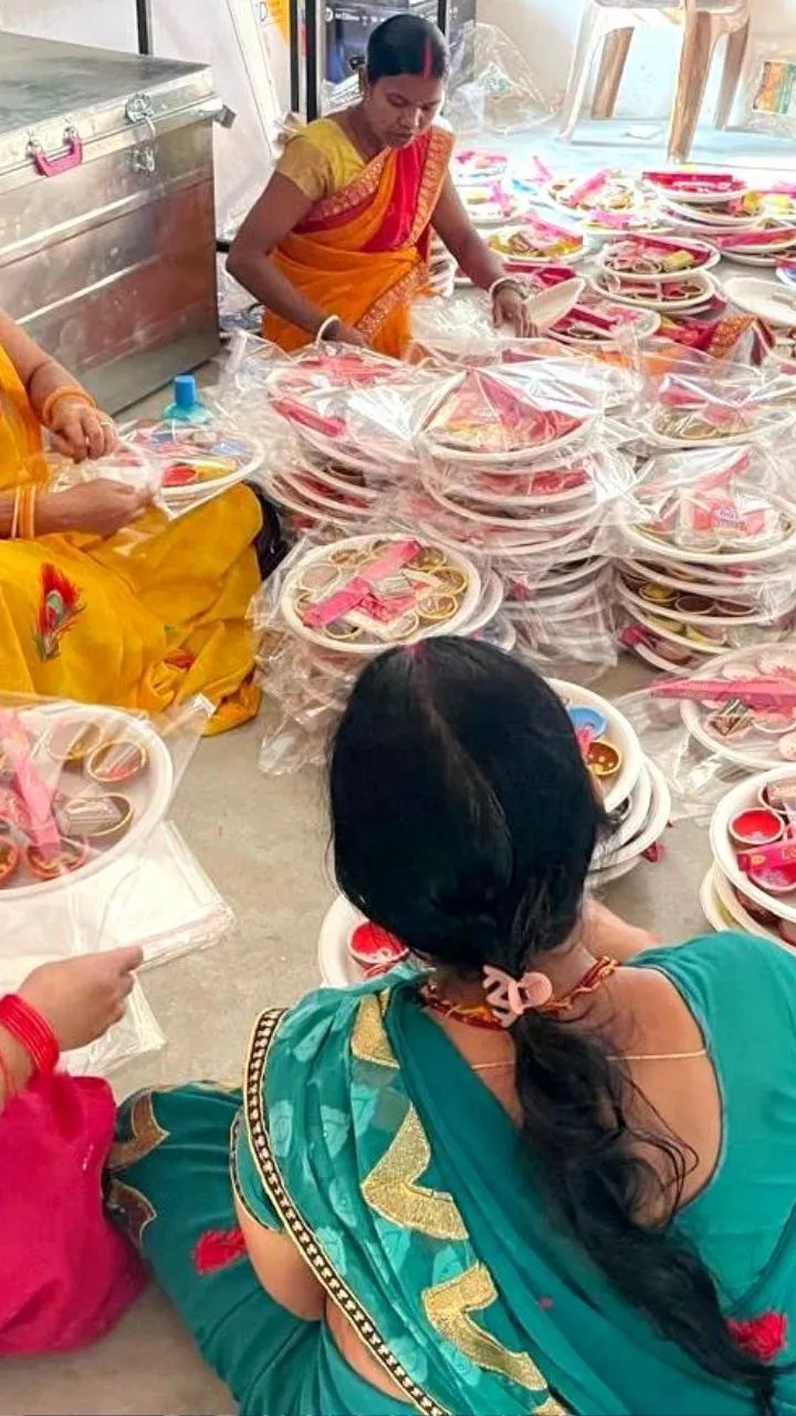 स्व-सहायता समूहों की मेहनत में रंग भर रहा है बिहान बाजार, मिट्टी के दिए सहित अलग-अलग स्टॉल