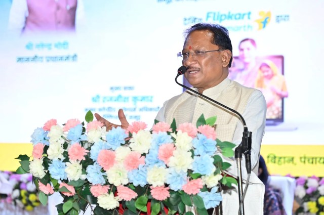 CM साय ने रायपुर में स्व-सहायता समूह की महिलाओं से की आत्मीय बातचीत, देखें Photo