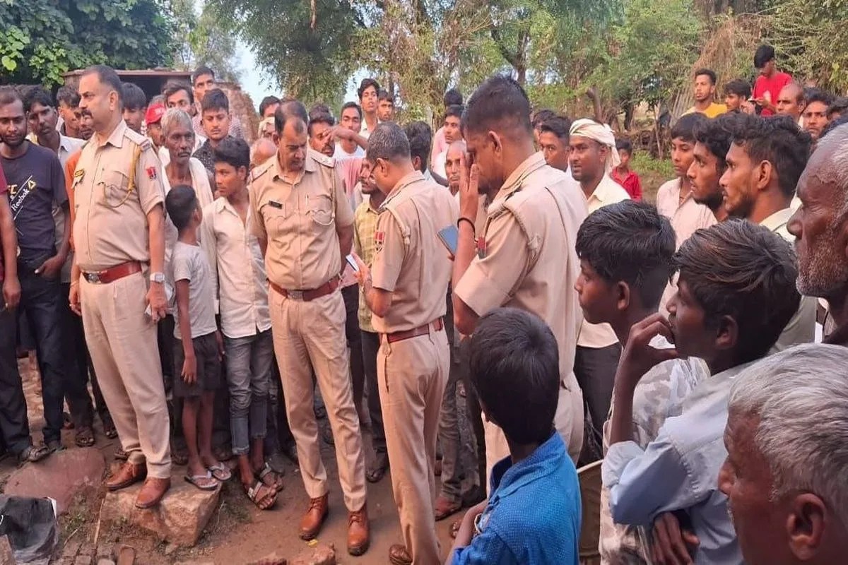 ट्रेक्टर की टक्कर से गिरी दीवार, दो छात्र दबे, 1 की मौत Wall collapses after tractor hits it, two students buried, one dead