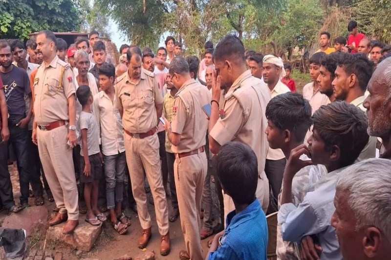 ट्रेक्टर की टक्कर से गिरी दीवार, दो छात्र दबे, 1 की मौत Wall collapses after tractor hits it, two students buried, one dead