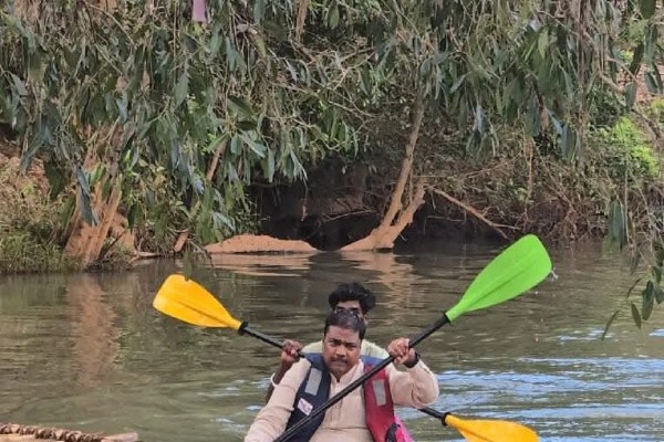 तीरथगढ़ में बांस की नाव पर रोमांच (फोटो सोर्स- DPR)
