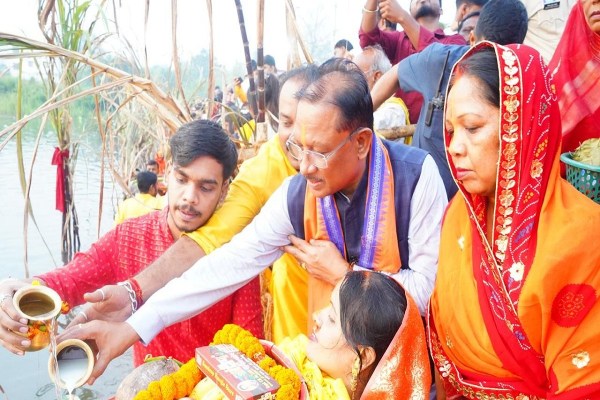 CM साय ने कुनकुरी छठ घाट में सूर्य को दिया अर्घ्य (फोटो सोर्स- X हैंडल)