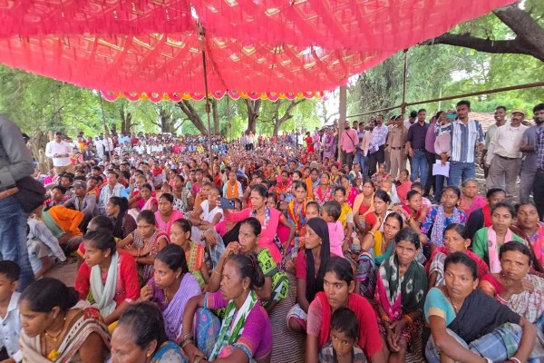 ग्रामीणों से किया वर्चुअल संवाद (फोटो सोर्स- पत्रिका)