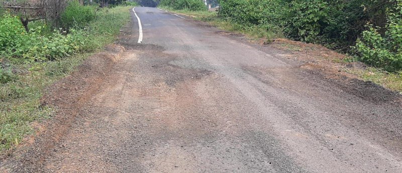 घुनघुटी-ममान मार्ग दलदल में तब्दील, साइड सोल्डर से बढ़ा खतरा, सडक़ खराब होने के कारण दुर्घटना का भी डर बना रहता है