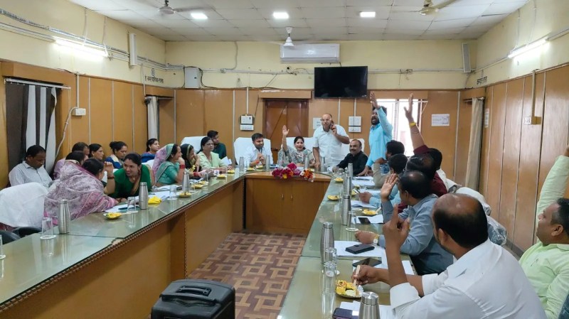 The Leader of the Opposition said: What is the point of discussing national issues instead of local ones, answer on cleanliness and potholes on the roads.
