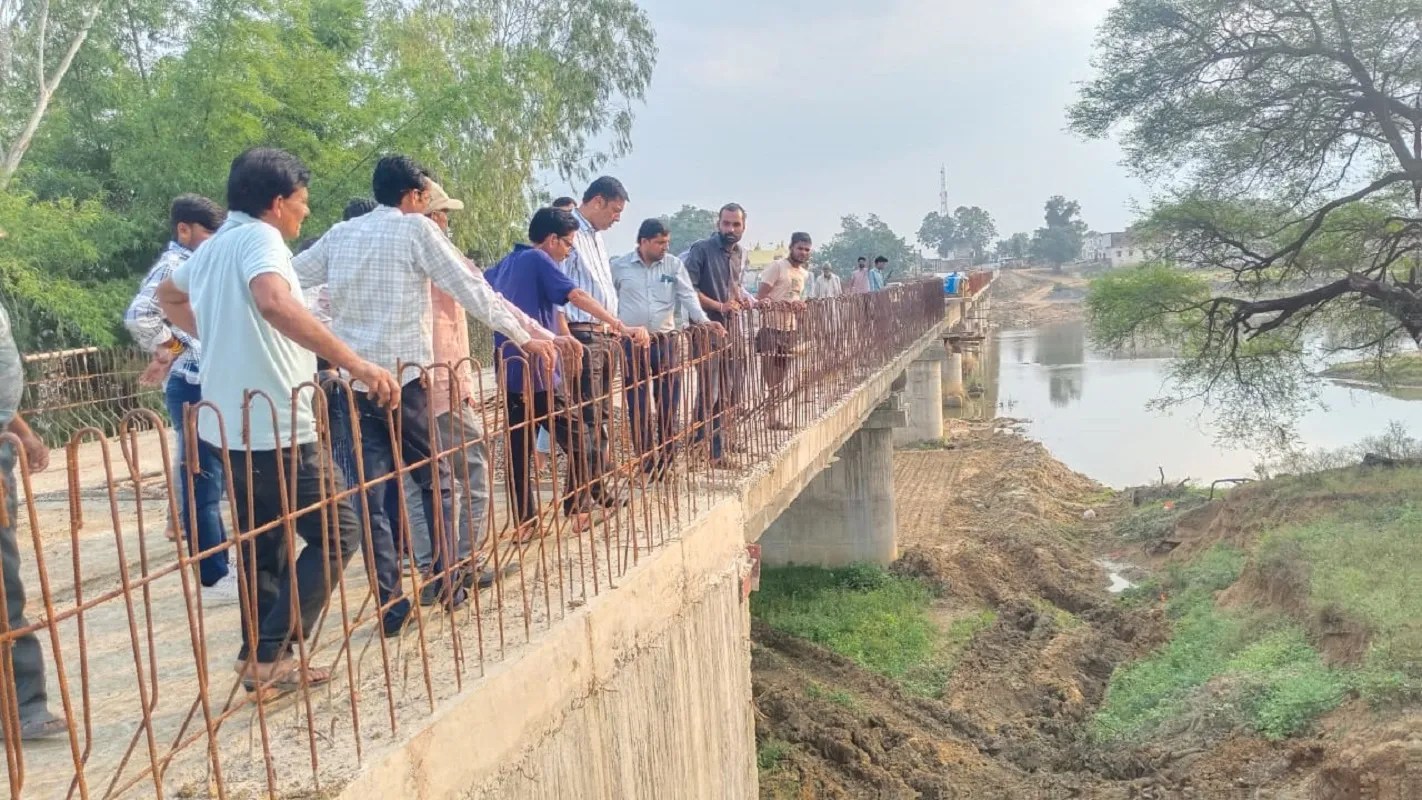 विधायक पटेल भी रहे शामिल, समय सीमा में पुल का निर्माण कार्य पूर्ण करने दिए निर्देश