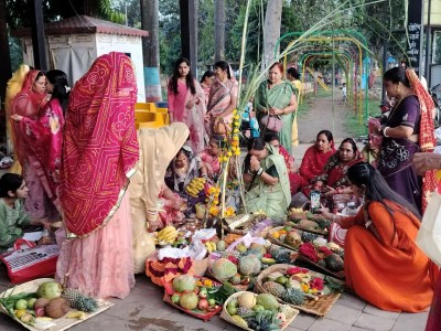 छठ मइया की गई पूजा, घाटों पर गूंजे भक्ति गीत