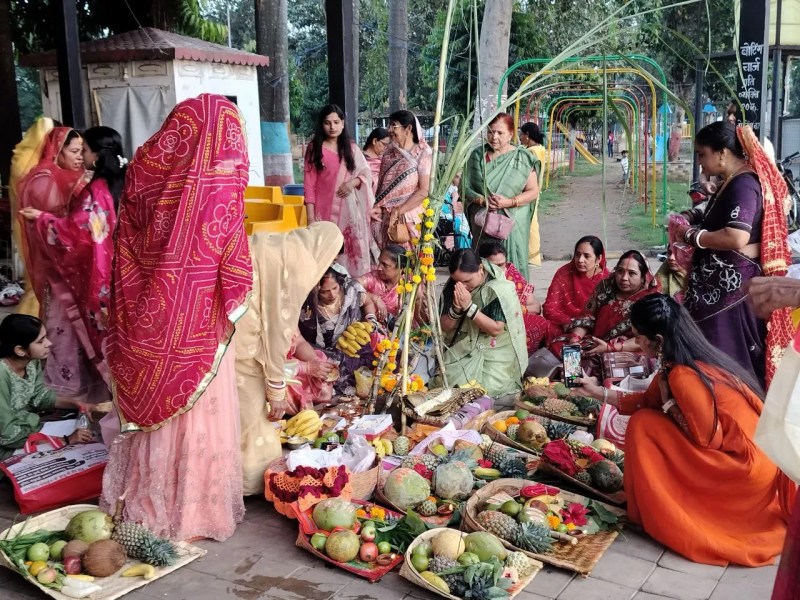 छठ मइया की गई पूजा, घाटों पर गूंजे भक्ति गीत