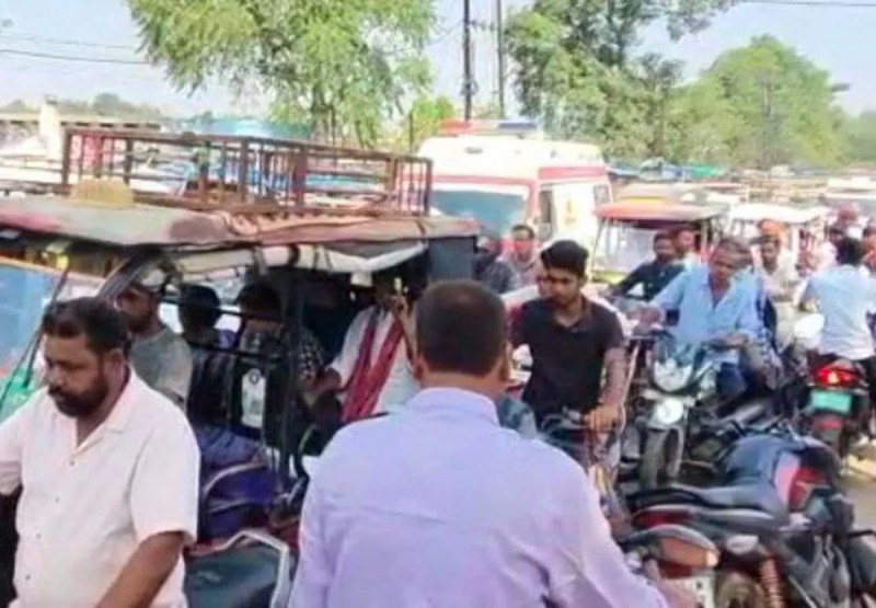 दमोह में किसानों ने खाद नहीं मिलने पर हटा रोड पर लगाया जाम,