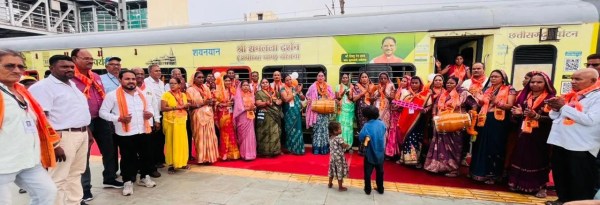 रायपुर से अयोध्या धाम के लिए 850 श्रद्धालुओं का जत्था रवाना, देखें तस्वीरें 
