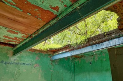 जिले के सत्तर जर्जर स्कूल भवन तो 2142 कक्षा कक्ष होंगे जमींदोज Seventy dilapidated school buildings and 2,142 classrooms in the district will be razed.