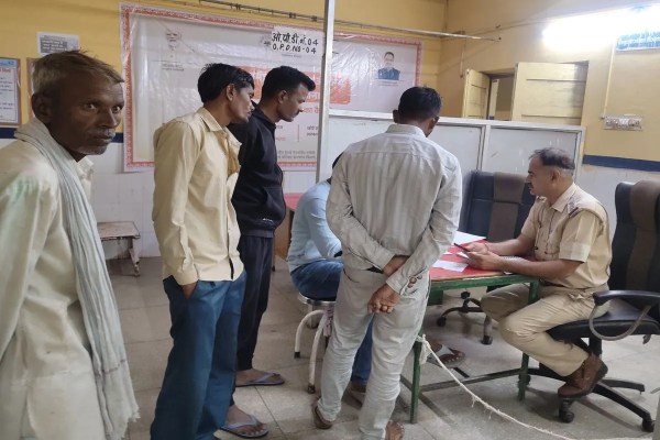 दंपती ने घर पर फंदा लगा की खुदकुशी Couple commits suicide by hanging themselves at home