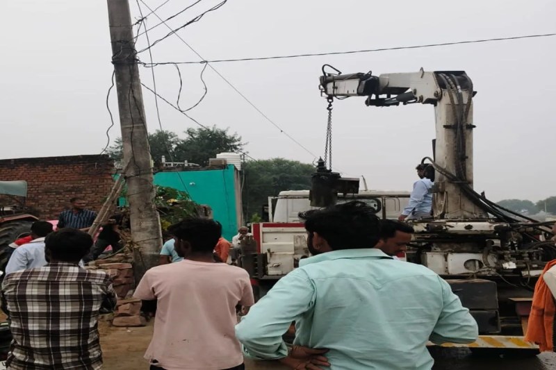 दीपावली निकलते ही फिर सक्रिय हुआ निगम, 14 लाख की बकाया पर 10 ट्रांसफॉर्मर उतारे The corporation became active again after Diwali, removing 10 transformers due to outstanding dues of Rs 14 lakh