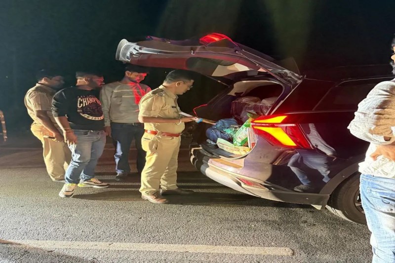 हाइवे समेत अन्य मार्गों पर नाकाबंदी, वाहनों पर पैनी नजर Blockades on highways and other routes, vehicles under close watch