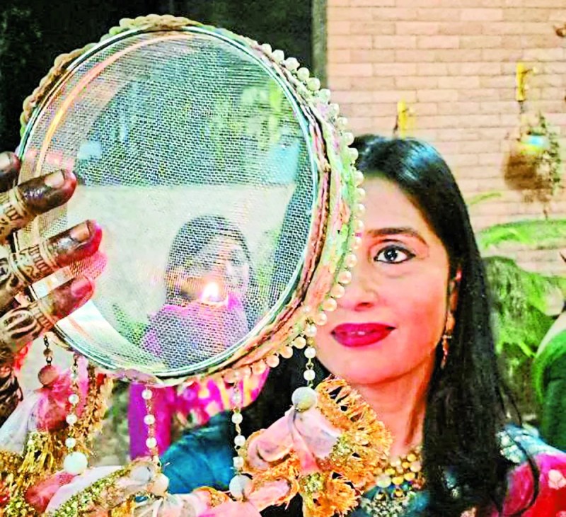 करवा चौथ पर महिलाओं ने देखने मिली खुशी