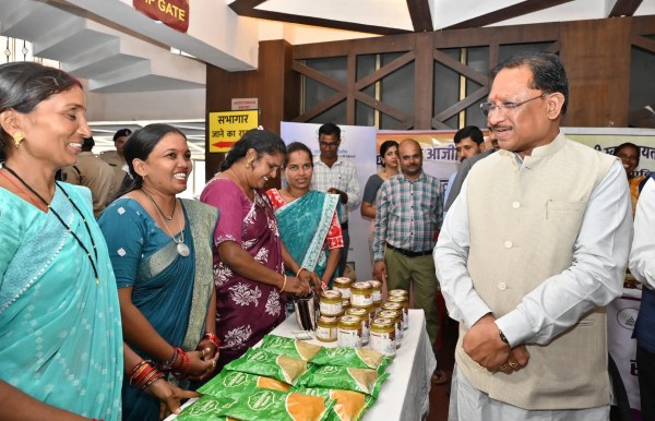 CM साय ने रायपुर में स्व-सहायता समूह की महिलाओं से की आत्मीय बातचीत, देखें Photo