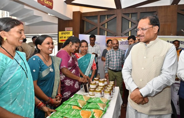 CM साय ने रायपुर में स्व-सहायता समूह की महिलाओं से की आत्मीय बातचीत, देखें Photo