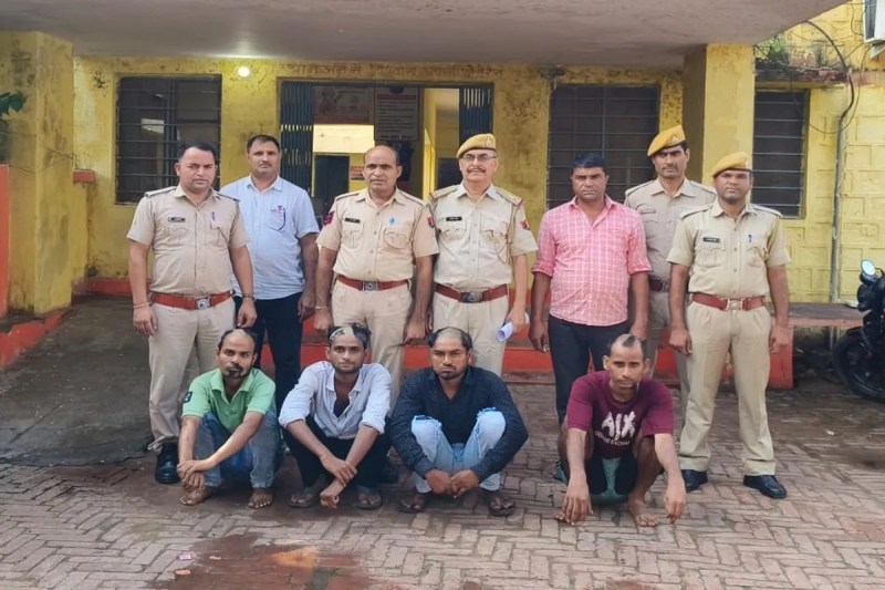 अधिवक्ता पर हमले के आरोपित ४ जने गिरफ्तार, बाजार में निकाला जुलूस Four people accused of attacking a lawyer arrested, procession taken out in the market