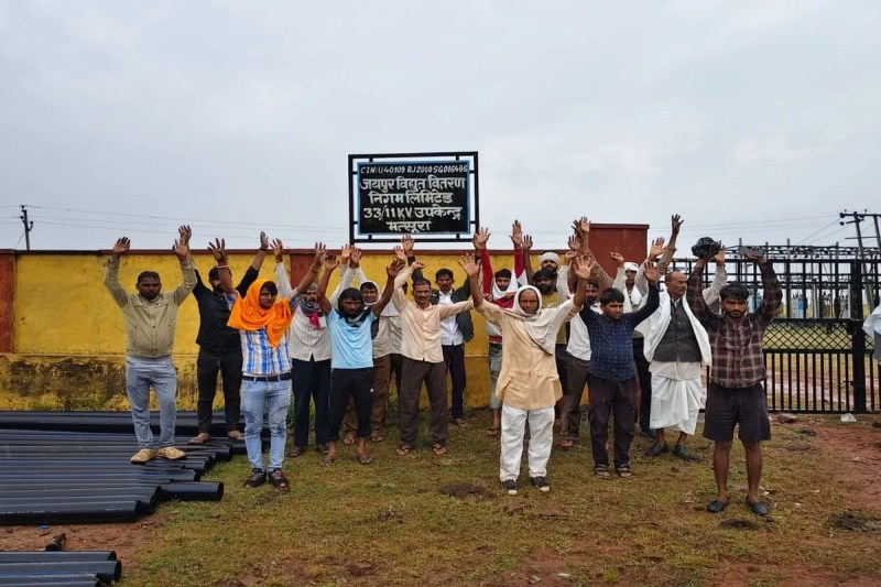 टूटी लाइन को सही करने के दौरान आधा दर्जन ग्रामीण झुलसे Half a dozen villagers were scorched while repairing a broken line.