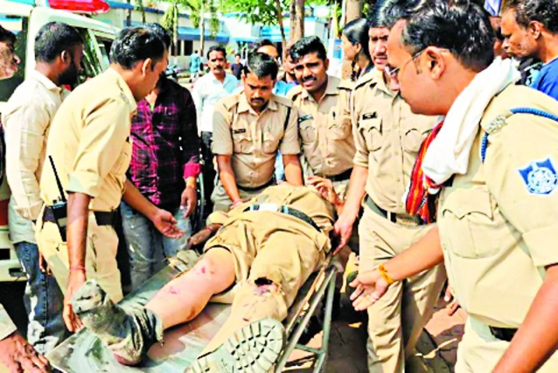 दमोह में ट्रक ने बाइक सवार प्रधान आरक्षक को मारी टक्कर, हटा में कांस्टेबल गंभीर घायल
