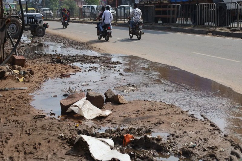 भूमिगत पेयजल लाइन लीकेज, उपभोक्ताओं के नलों तक नहीं पहुंच रही पेयजल सप्लाई Underground drinking water line leakage, water supply not reaching consumers' taps