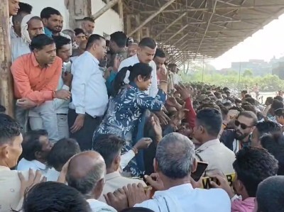 किसानों को थप्पण मारती हुई तहसीलदार