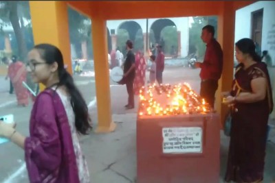 रतलाम के त्रिवेणी मुक्ति धाम में दीपदान के साथ की आतिशबाजी