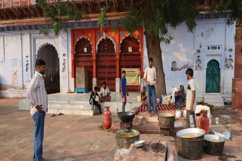ठाकुरजी अन्नकूट का करते रहे इंतजार, नहीं लगा महाभोग! Thakurji kept waiting for Annakut, but the Mahabhog was not offered!