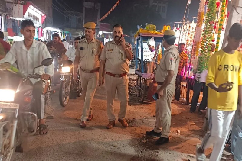 बाजार में पुलिस ने की गश्त, संदिग्धों पर रही नजर Police patrolled the market and kept an eye on suspects.