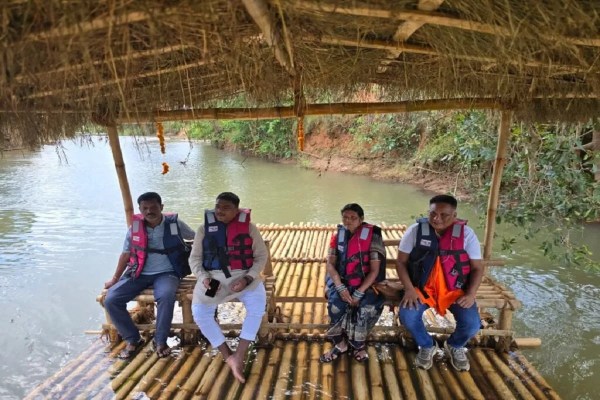 तीरथगढ़ में बांस की नाव पर रोमांच (फोटो सोर्स- DPR)
