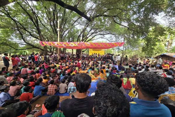 ग्रामीणों से किया वर्चुअल संवाद (फोटो सोर्स- पत्रिका)