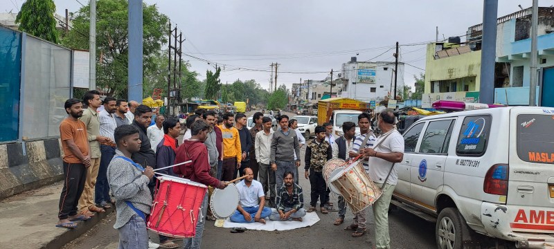 Vehicle drivers falling into potholes on the overbridge, councilor protested with ward residents
